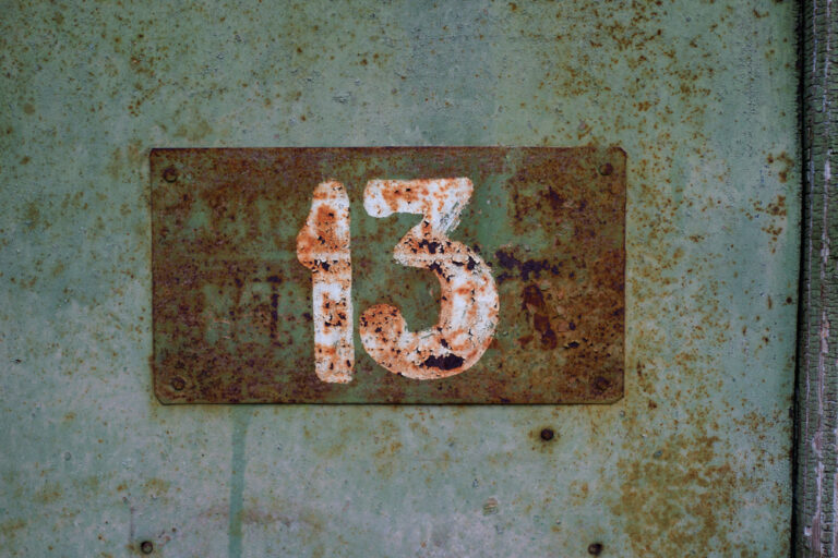 10 Weetjes over Nummer 13, Het Ongeluksgetal
