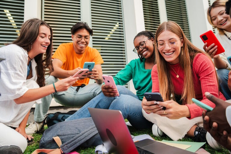 Sim only of mobiel abonnement: wat is het voordeligst voor studenten?